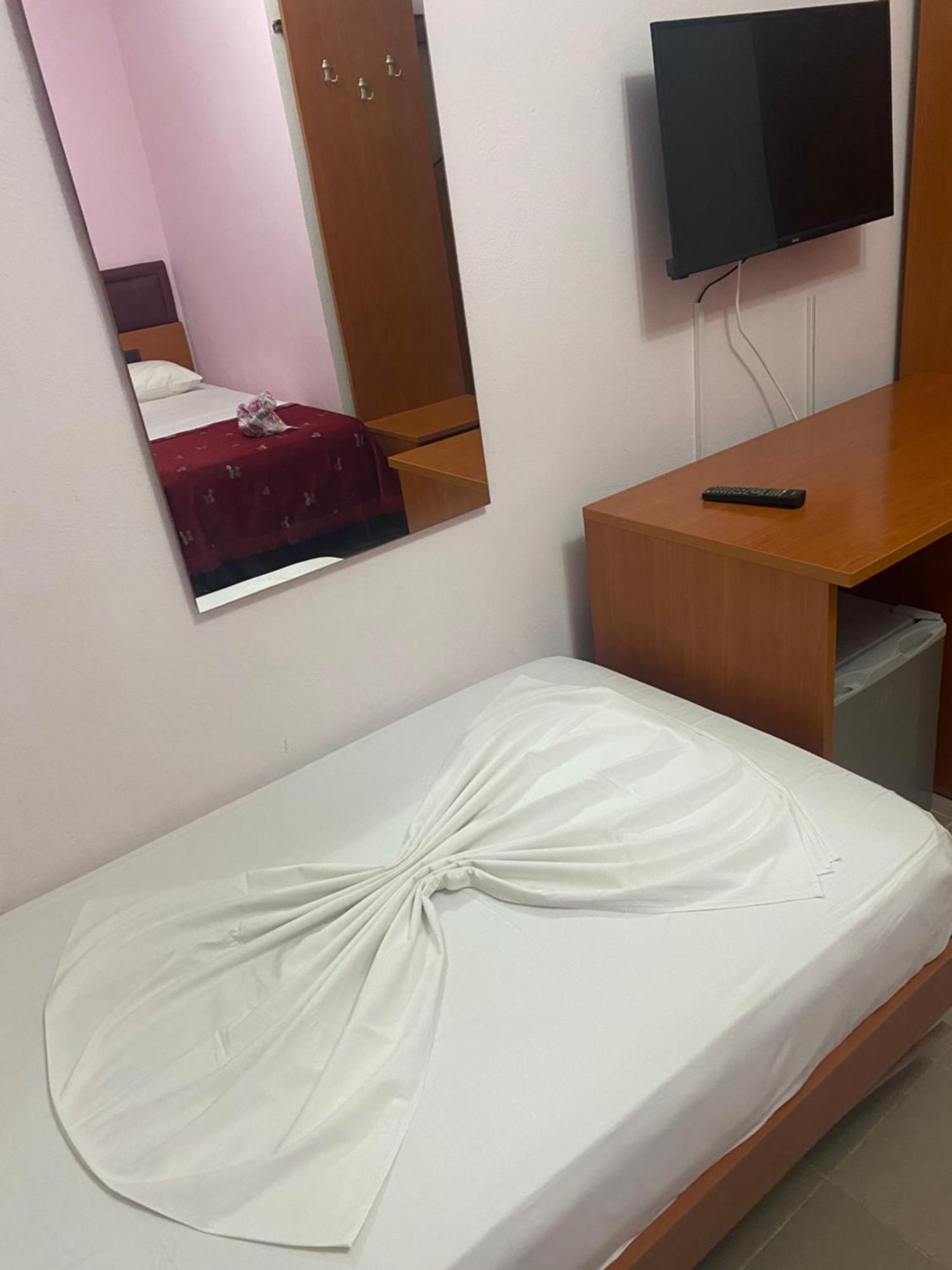 Hotel Edland Vlorë エクステリア 写真